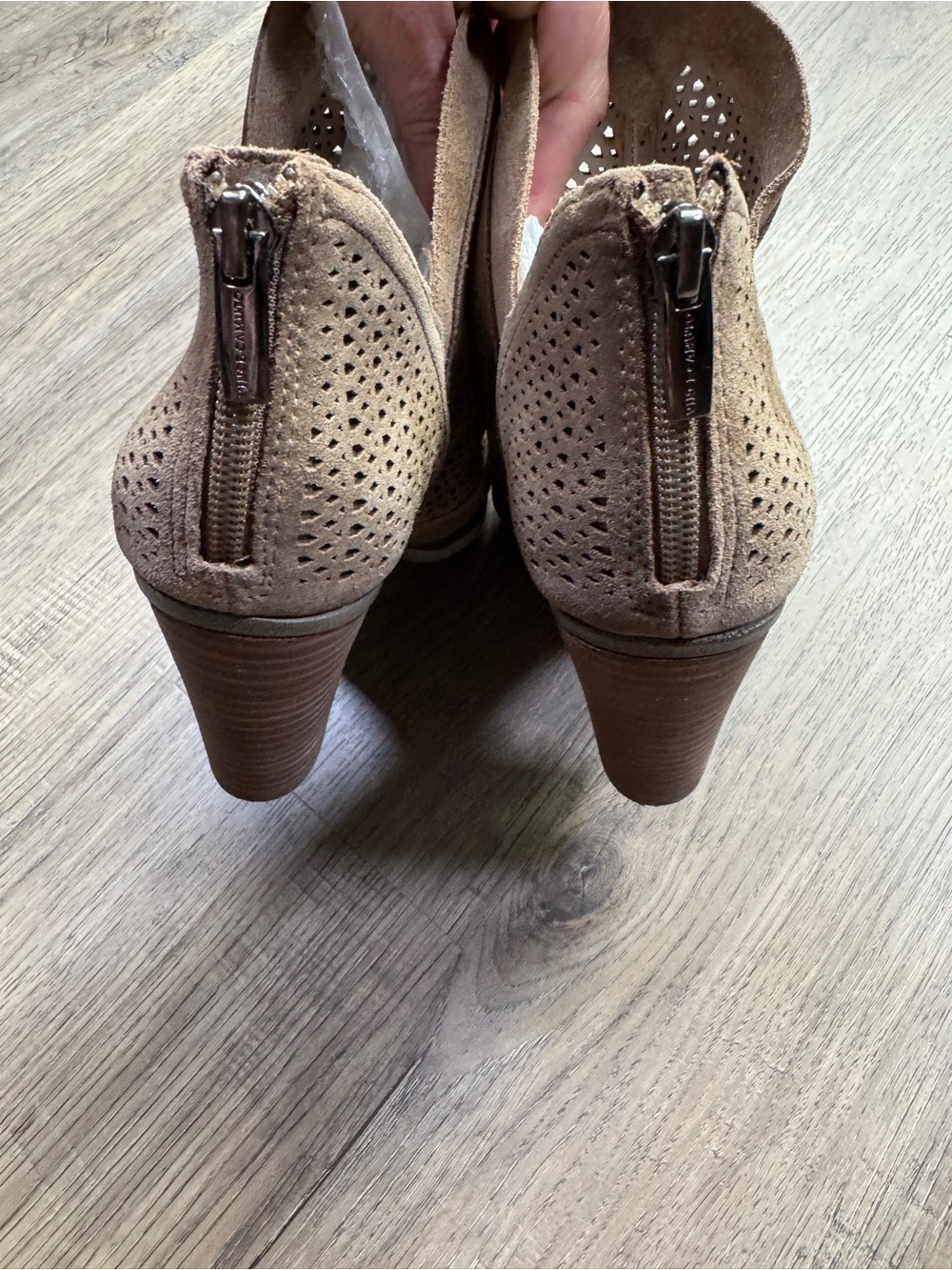 Vince Camuto VP-FLUNNA Beige Booties - Size 8 M / 38.5 - Picture 4 of 10